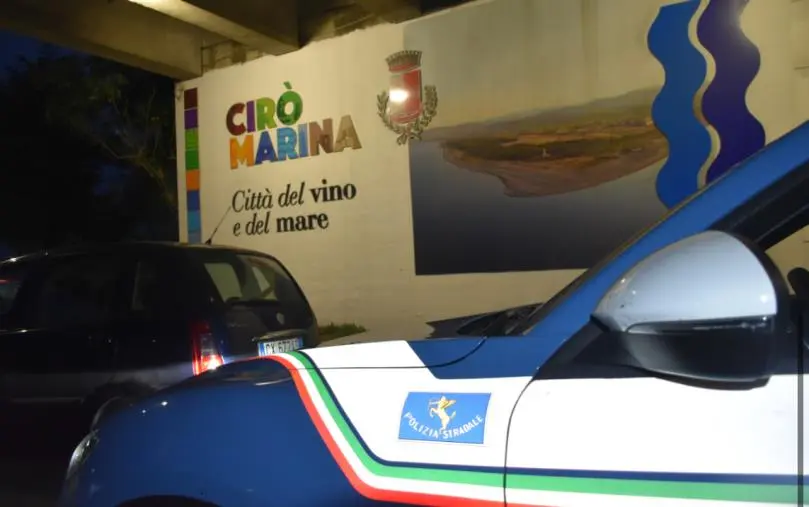 Controlli della Polizia di Stato tra Cirò Marina e Crotone: 400 persone identificate e sanzioni 