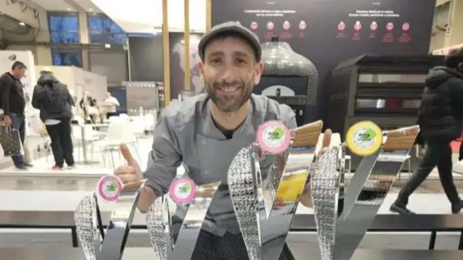 Il catanzarese Luigi Zampina con le sue "creazioni" si conferma Campione del Mondo al "Pizza senza frontiere 2025"