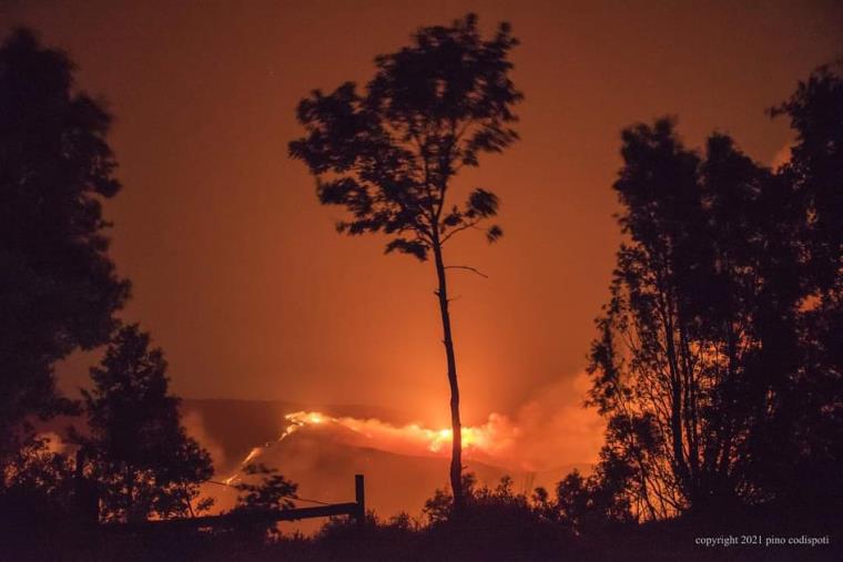 images L'inferno, domenica un “pronto intervento poetico” a Badolato per porre fine agli incendi che stanno devastando le  montagne