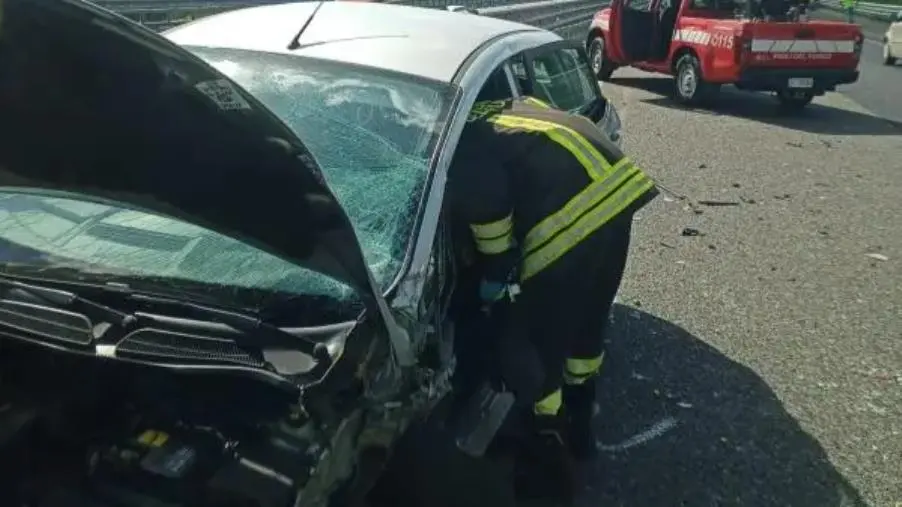 Imbocca l'autostrada contromano a Cosenza nord: scontro tra due auto sull'A2, grave un 83enne 