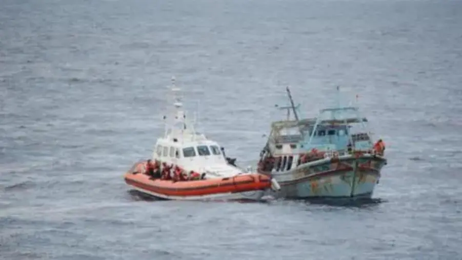 Roccella Jonica, sbarcati al Porto 83 migranti dopo essere stati soccorsi in mare
