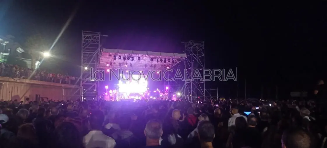 Serena Brancale fa ballare Catanzaro al porto: anema, core e gran pienone per la cantautrice