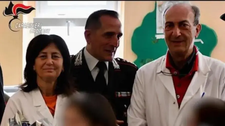Crotone, i Carabinieri donano Uova di Pasqua ai bimbi ricoverati 