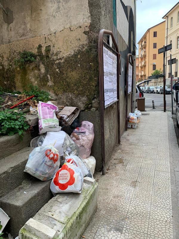 images La vergogna dei rifiuti in via Buccarelli. L’avv. Foresta: “Amministratori e cittadini dimettetevi”