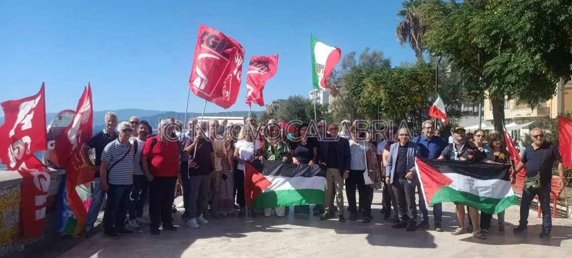Catanzaro, sul lungomare la mobilitazione Cgil per Gaza: “Cessi il genocidio, finisca il massacro”
