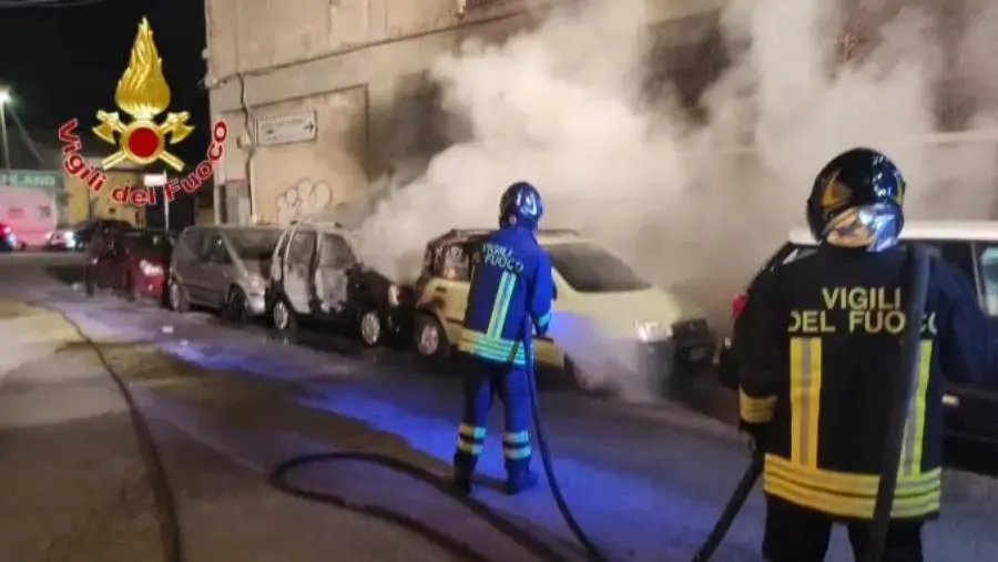 Crotone, auto in fiamme nella notte: il fuoco sfiora anche altre vetture in sosta