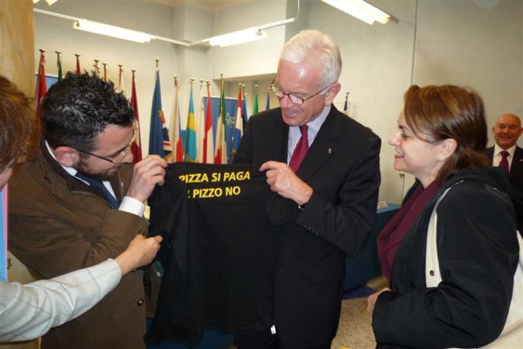 images 25esimo anniversario di "Otto torri sullo Jonio" a Corigliano Rossano, nel 2009 la targa al presidente dell'Europarlamento