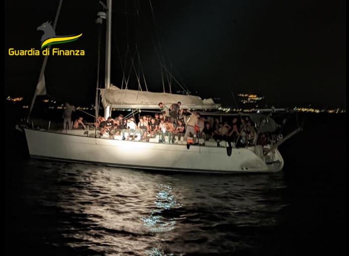 images Roccella Ionica, sbarcati oltre 100 migranti nella notte su una barca a vela