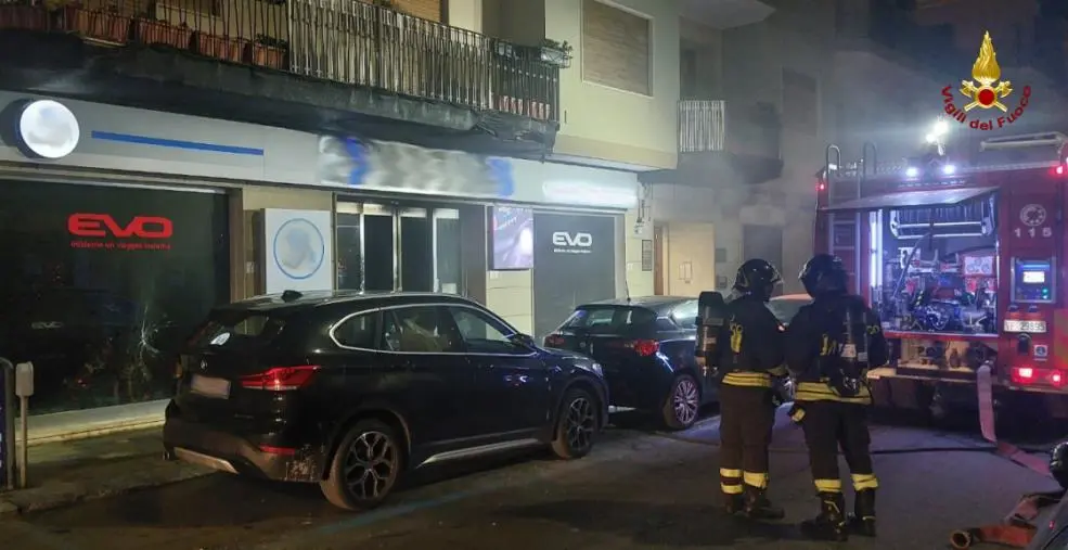 Reggio, in fiamme un autosalone: evacuato l’intero stabile 