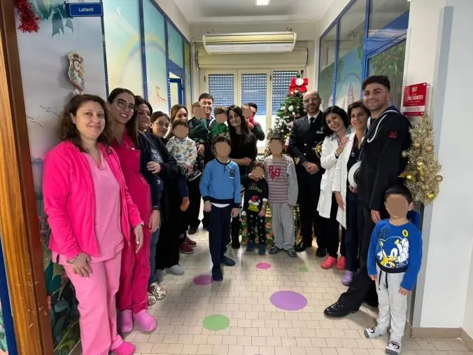 I militari della Capitaneria di porto di Gioia Tauro portano un sorriso ai bimbi ricoverati a Polistena