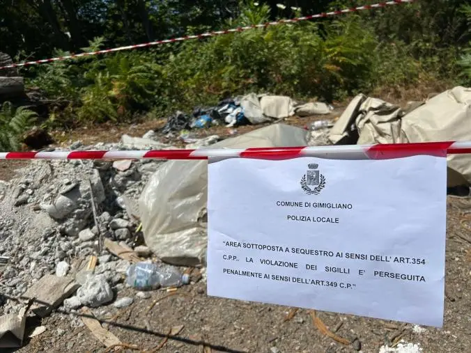 Rifiuti pericolosi abbandonati vicino al centro abitato di Gimigliano: identificato l'autore del reato