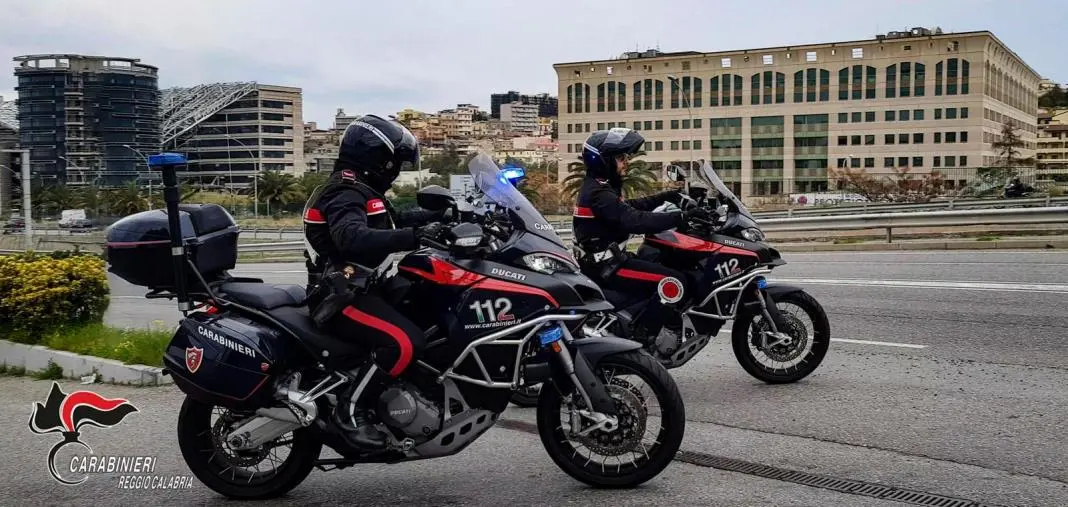 Maltratta la compagna e la minaccia di morte davanti ai carabinieri, un arresto nel Reggino 