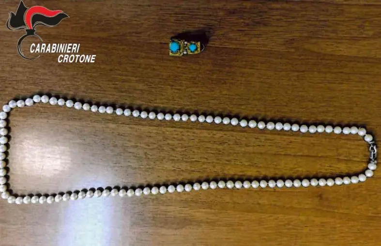 Crotone, si finge carabiniere per truffare un’anziana: denunciato e refurtiva recuperata 