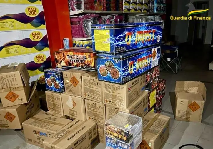 Corigliano, una tonnellata di fuochi d'artificio illegali nel garage di un palazzo: arrestato