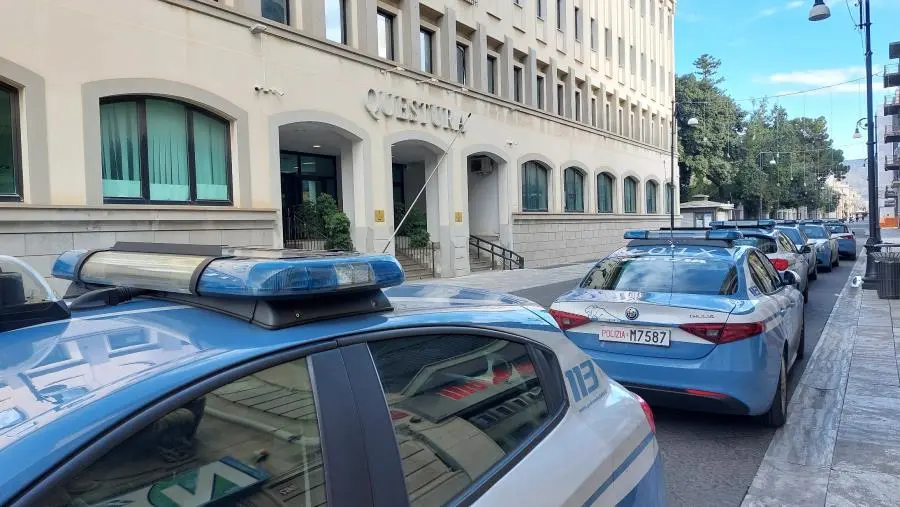 Reggio, le rubano la borsa agganciata al manubrio della moto: 3 arresti