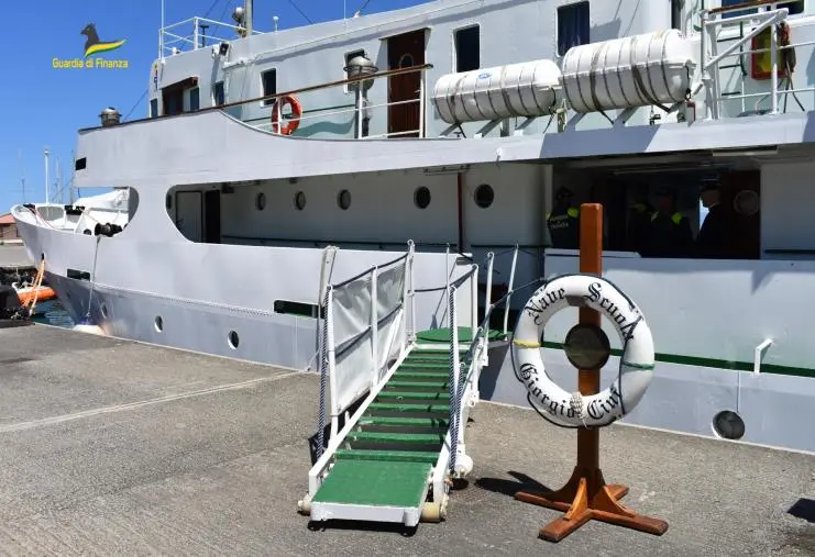 images La Nave Scuola “Giorgio Cini” della Guardia di Finanza fa scalo al porto di Vibo Marina