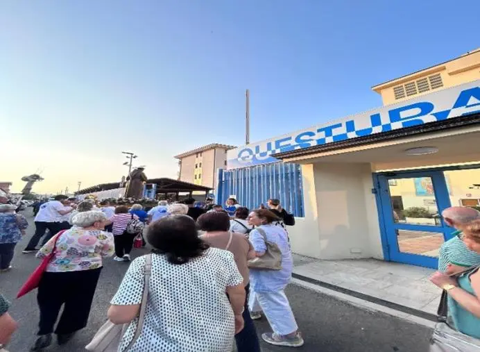 images Crotone, la Processione di Sant’Antonio si ferma in Questura