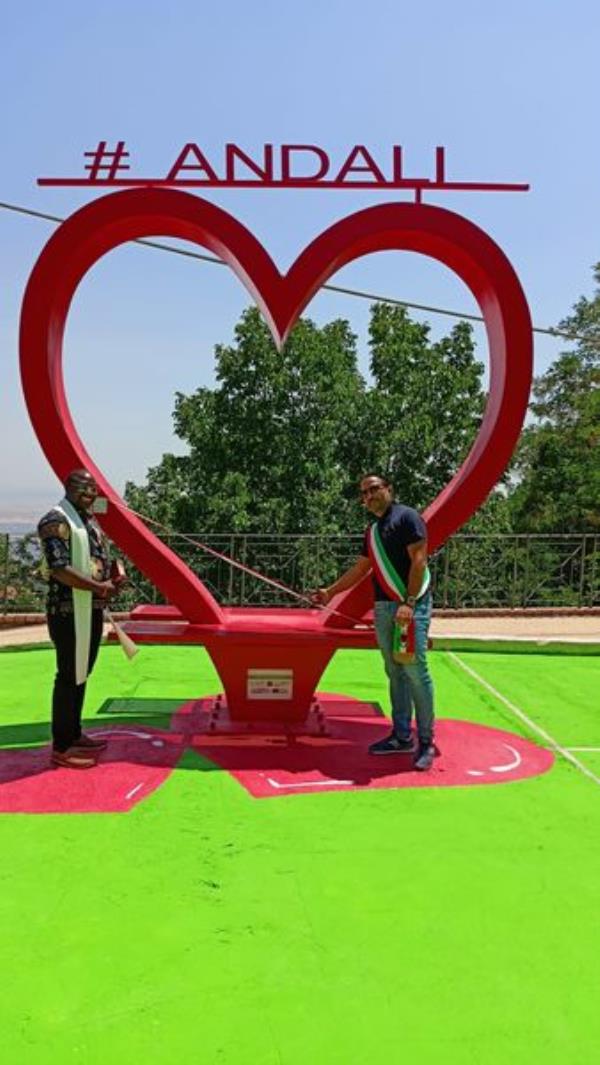 images Andali, inaugurato il Parco Giochi di Corso Colombo: la panchina dell'amore è l'attrattiva principale