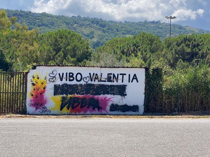 images "Libera non si piegherà mai", sarà ripristinato il murale deturpato a Vibo Marina