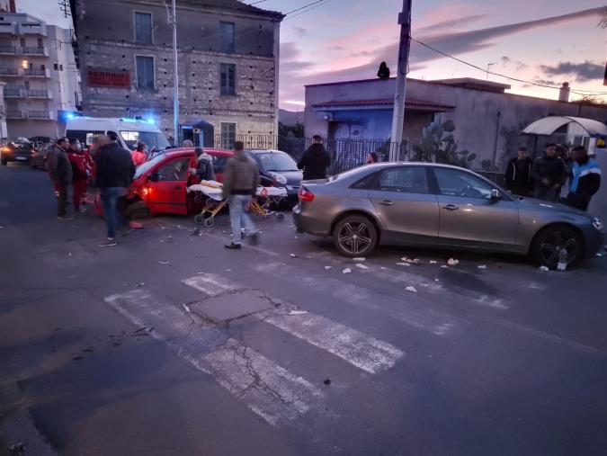images Catanzaro, incidente nel quartiere Sala: quattro feriti 