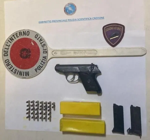 Controlli in centro a Crotone: trovata una pistola in una fioriera e denunciato per droga un 44enne