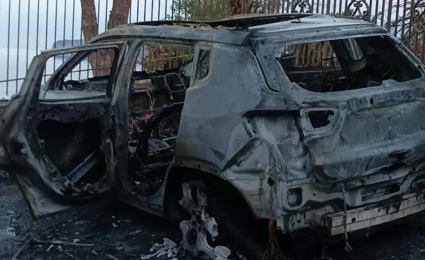 San Nicola Arcella, a fuoco l’auto del sindaco Eugenio Madeo: indagini in corso