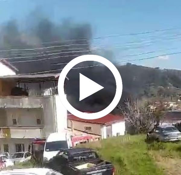 images Catanzaro, incendio in un'autocarrozzeria nel quartiere Ianò