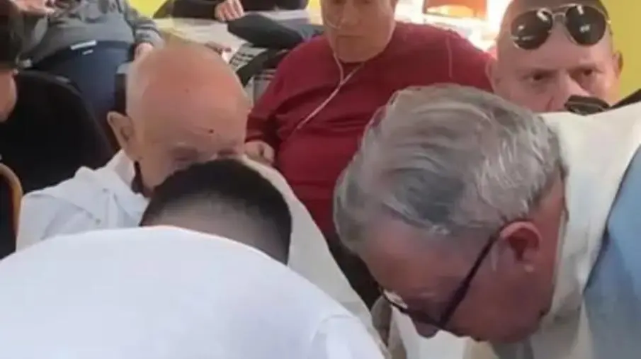 Cropani, la commovente lavanda dei piedi nella Casa Protetta "Mons. Andrea Stanizzi"