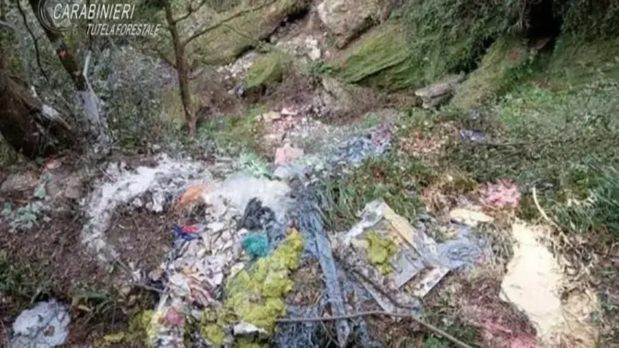 Rifiuti speciali pericolosi nel torrente in località Molisa: 2 denunce nel Reggino