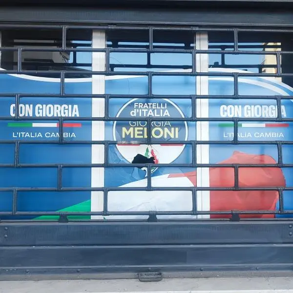 Villa San Giovanni, danneggiata vetrata del circolo di Fratelli d'Italia 