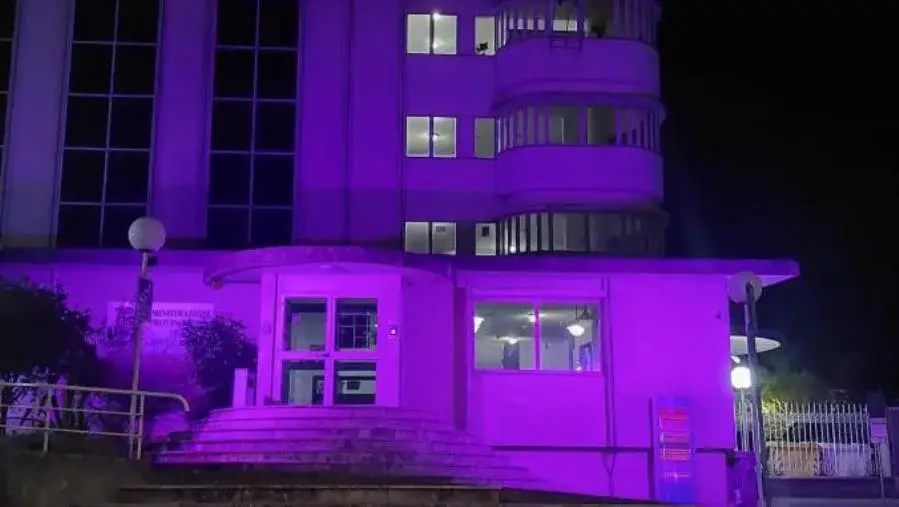 Giornata Mondiale dell’Alzheimer: la Provincia di Vibo si illumina di viola, colore simbolo della lotta alla malattia