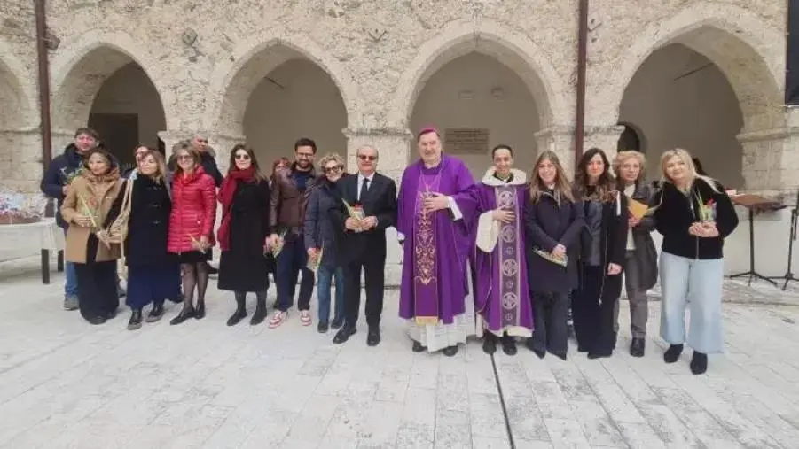 Pasqua, la Santa Messa celebrata dall’Arcivescovo Maniago nel chiostro della Procura di Catanzaro
