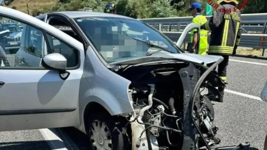Grave incidente sull'A2, perde il controllo e si schianta contro un tir: ferita una donna 