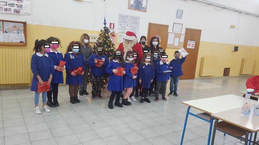 Natale è... il sorriso degli alunni della primaria e dell'infanzia di Siano davanti ai regali  dell'associazione Upis 