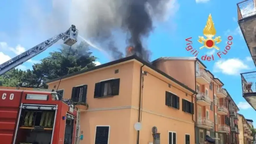 images Paura a Vibo Valentia, prende fuoco il tetto di un'abitazione