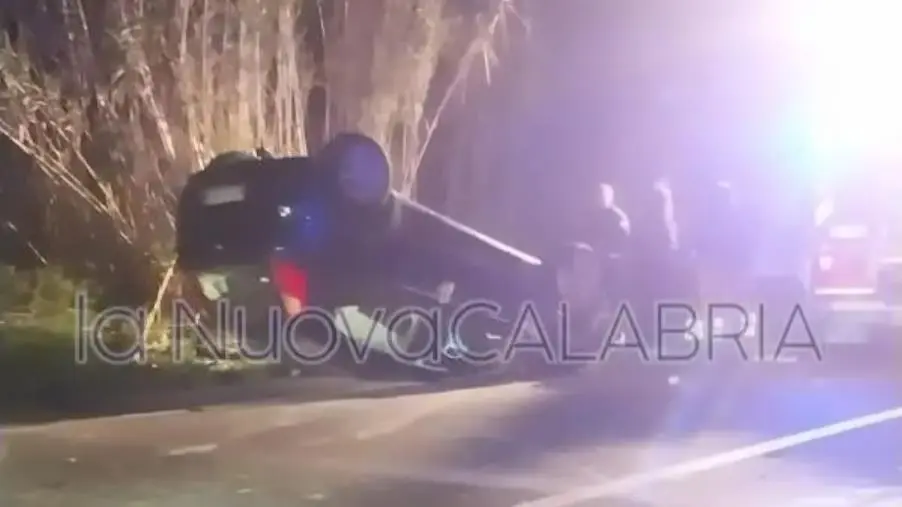 images Catanzaro, auto si ribalta e finisce fuori strada sulla SS 106