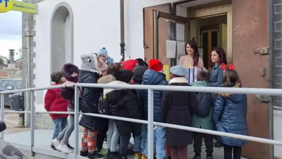 I bambini di Brognaturo alle Poste con il sindaco per spedire le letterine a Babbo Natale   