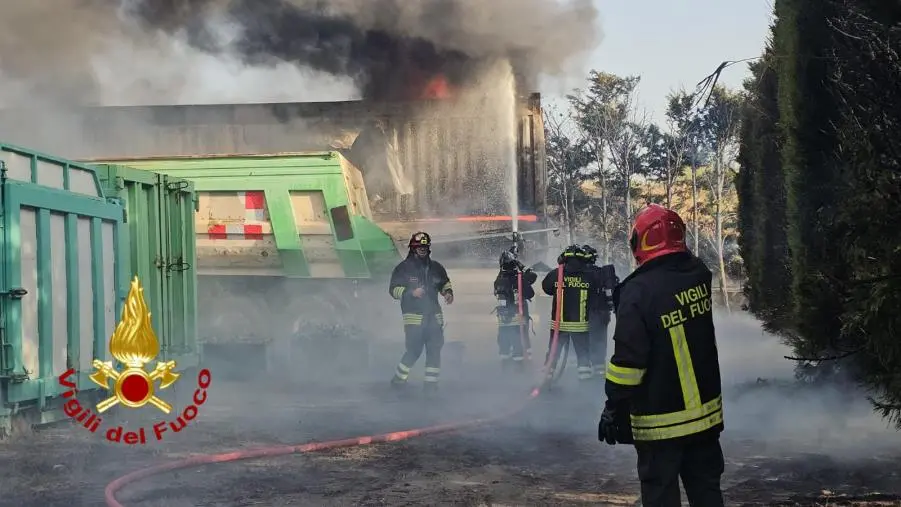 Incendio a Crotone: Vigili del Fuoco intervengono per domare le fiamme divampate in un’area industriale