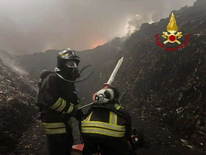Crotone, in fiamme un'azienda di smaltimento rifiuti (FOTO) 