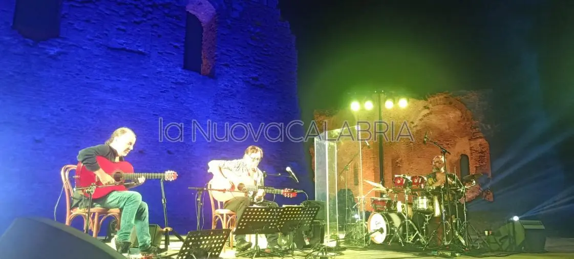 Armonie d'Arte Festival, Al Di Meola chitarra spaziale al Parco Scolacium: applausi a scena aperta 