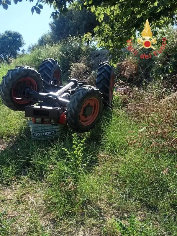 Si ribalta alla guida di un mezzo agricolo: un morto a Catanzaro
