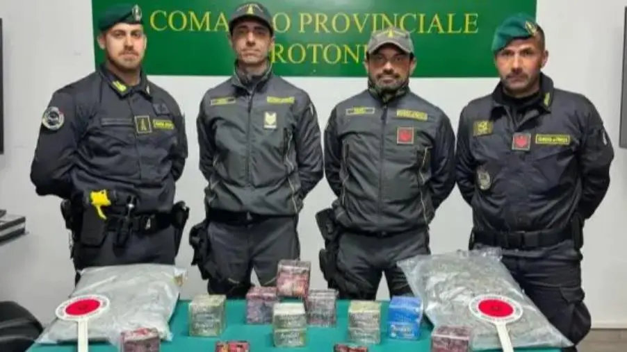 Colpo al traffico di droga nel Crotonese: sequestrati oltre 9,5 chili di hashish e 2 di marijuana  