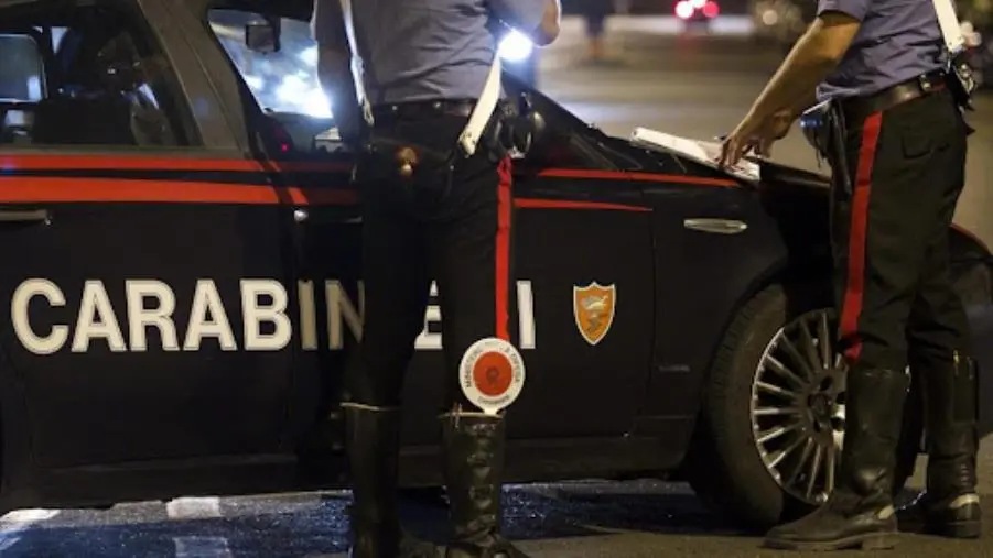 Violenze fisiche e psicologiche alla compagna davanti ai figli minori, 33enne arrestato a Borgia 