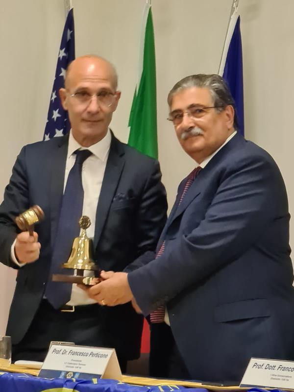 Passaggio della campana per il Lions club Catanzaro Temesa: l'avv. Vincenzo Arnò subentra al prof. Franco Perticone