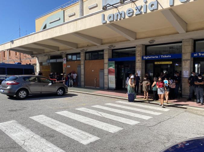 images Flop dei No Green Pass alla stazione di Lamezia: polizia schierata ma nessun manifestante 