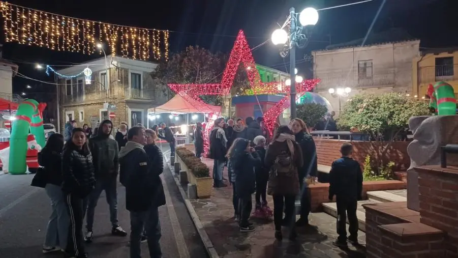 images Olivadi si veste di luci per la II edizione di Hollywood Christmas