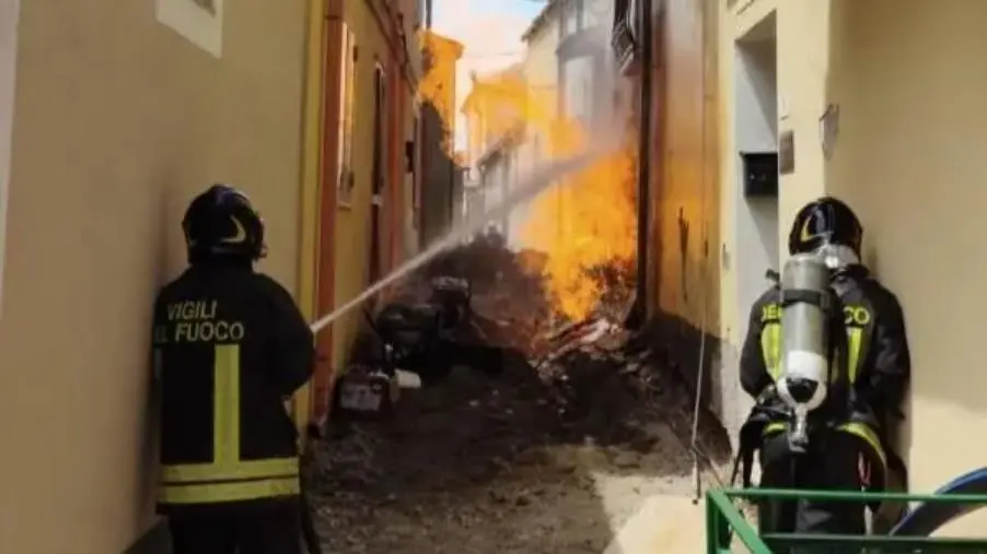 Incendio a Settingiano, online la raccolta fondi per le famiglie che hanno perso la casa 