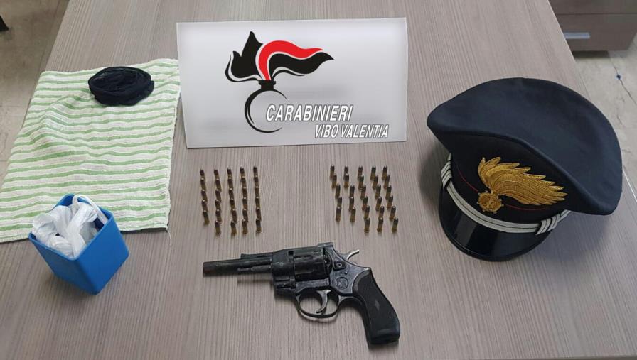 Revolver e munizioni in casa, pregiudicato arrestato a Vibo Valentia