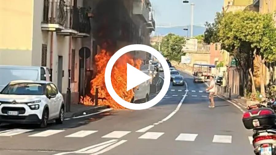 Paura a Catanzaro, a fuoco un furgone nel quartiere Lido
