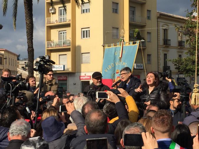 images Comitato pro Gratteri: iniziata la manifestazione. In centinaia in piazza (VIDEO)